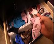 Запустила руку в колготки и мастурбирует перед подругой которая дрочит хуй